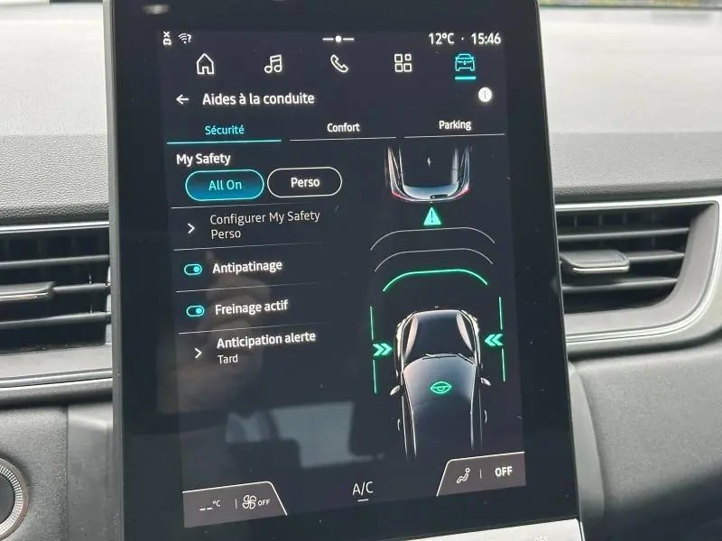 Écran tactile central du Renault Captur 2025 affichant les aides à la conduite et le mode parking.