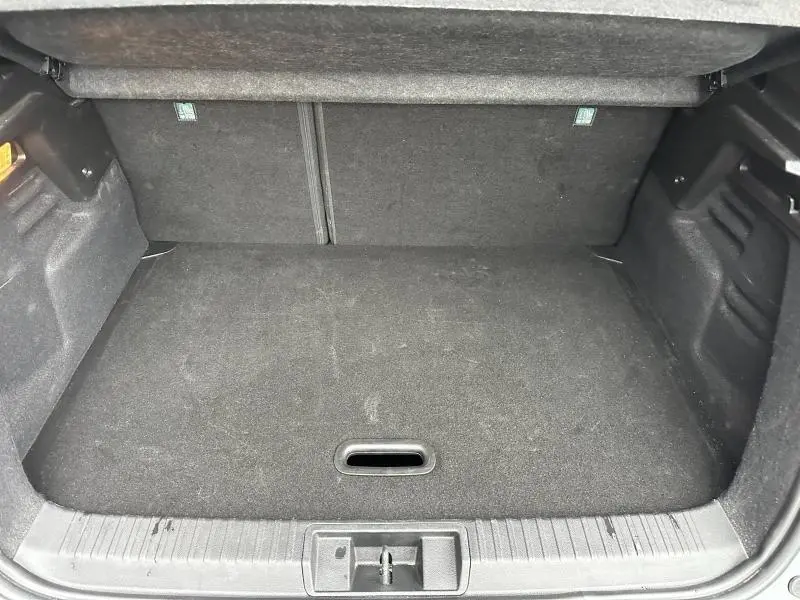 Coffre spacieux vu de face, revêtement noir, avec plancher de coffre mobile du Renault Captur 2025 gris Rafale/Noir Etoilé.