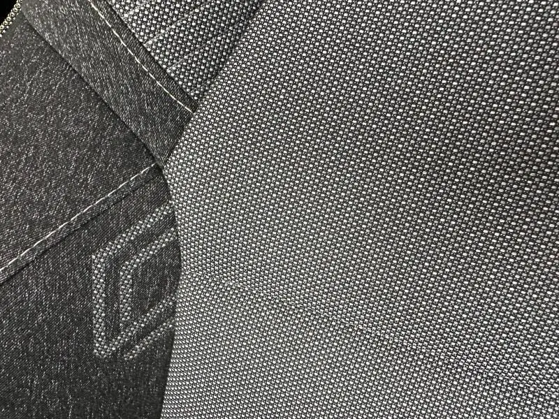 Gros plan sur le tissu gris et noir étoilé de la sellerie du siège avant du Renault Captur 2025.