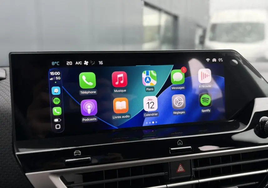 Écran tactile central de la Citroën C4 Hybrid 2025 affichant Apple CarPlay avec icônes colorées.