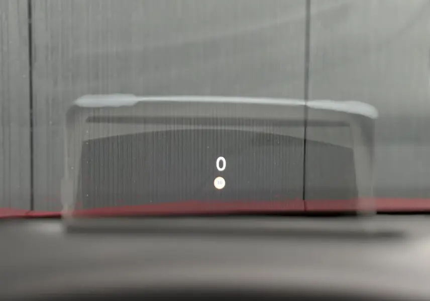 Affichage tête haute transparent montrant la vitesse et la limitation sur tableau de bord rouge Elixir de Citroën C4 Hybrid.