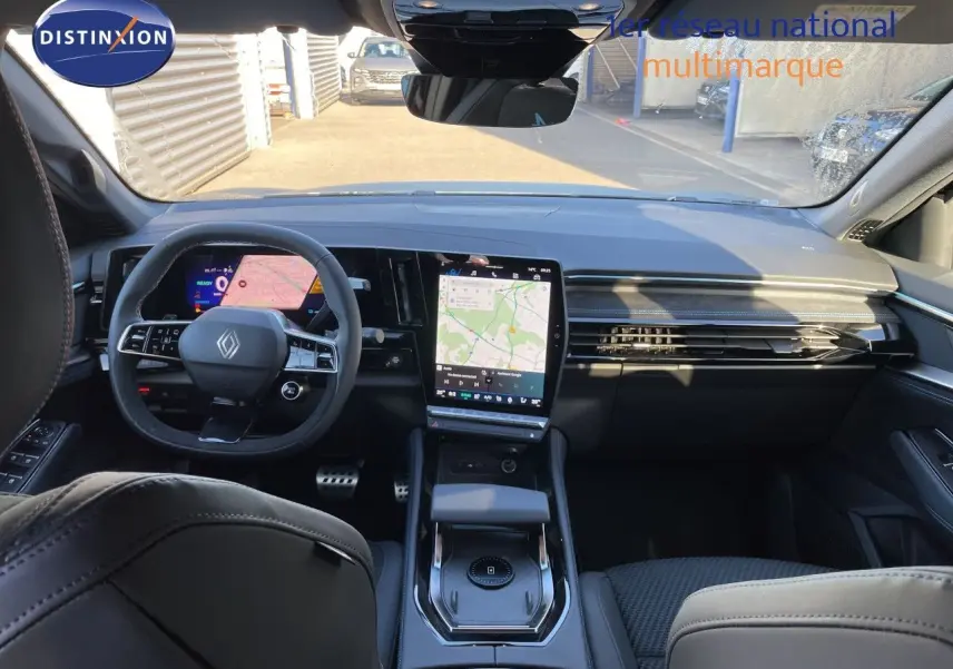 Vue intérieure avant du Renault Austral E-Tech noir étoile métal, avec tableau de bord digital et écran tactile central.
