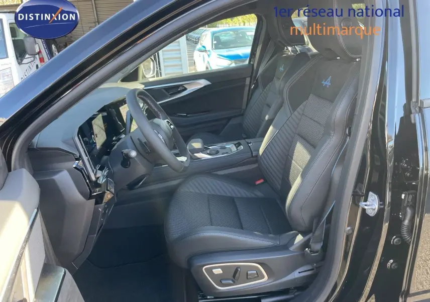 Intérieur avant droit du Renault Austral E-Tech noir étoile, sièges sport Alpine avec surpiqûres bleues et volant cuir.