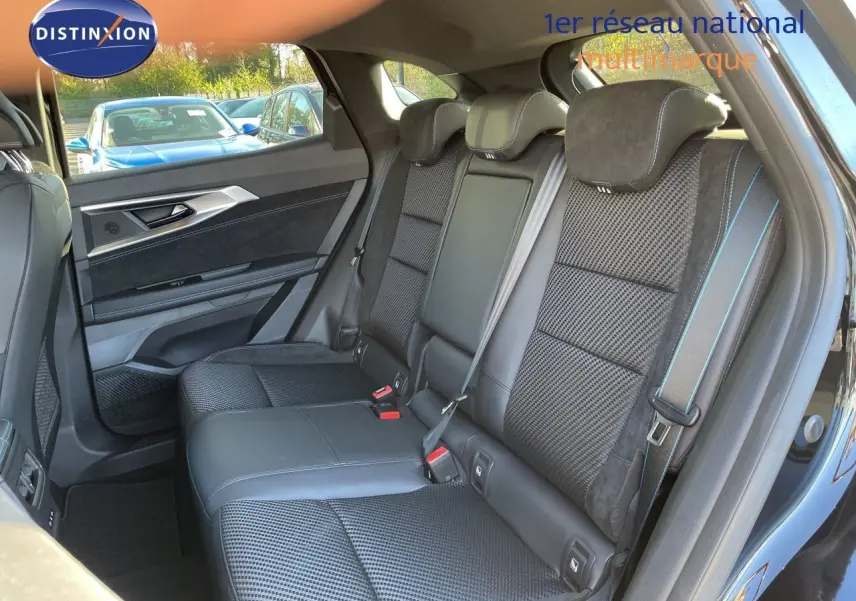 Vue intérieure côté droit des sièges arrière en cuir noir et tissu avec surpiqûres bleues du Renault Austral E-Tech Full Hybrid 2026.