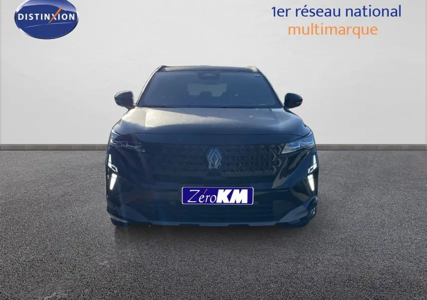 Vue frontale d'un Renault Austral noir étoile métal avec calandre distinctive et phares LED allumés.