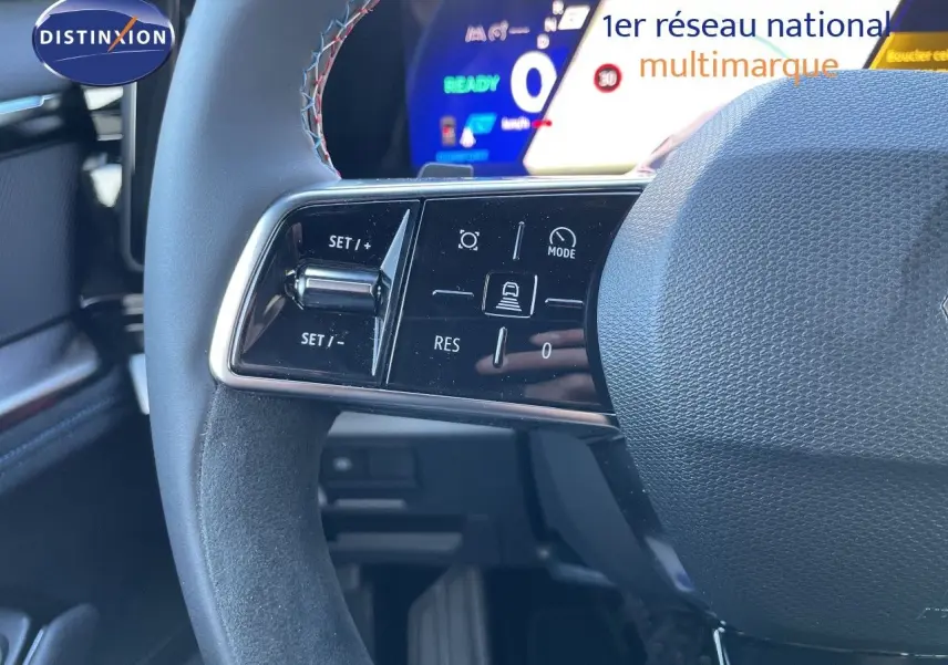 Gros plan sur la partie gauche du volant noir du Renault Austral E-Tech 2026, avec commandes de régulateur et mode de conduite.
