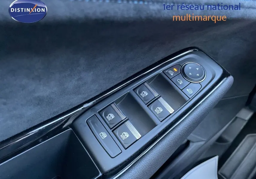 Gros plan sur la commande des vitres électriques côté conducteur du Renault Austral noir étoile métal, intérieur cuir noir.
