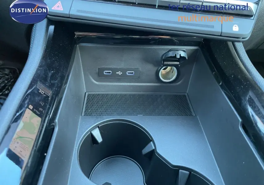 Vue rapprochée de la console centrale du Renault Austral noir étoile métal, montrant les ports USB et prise 12V.