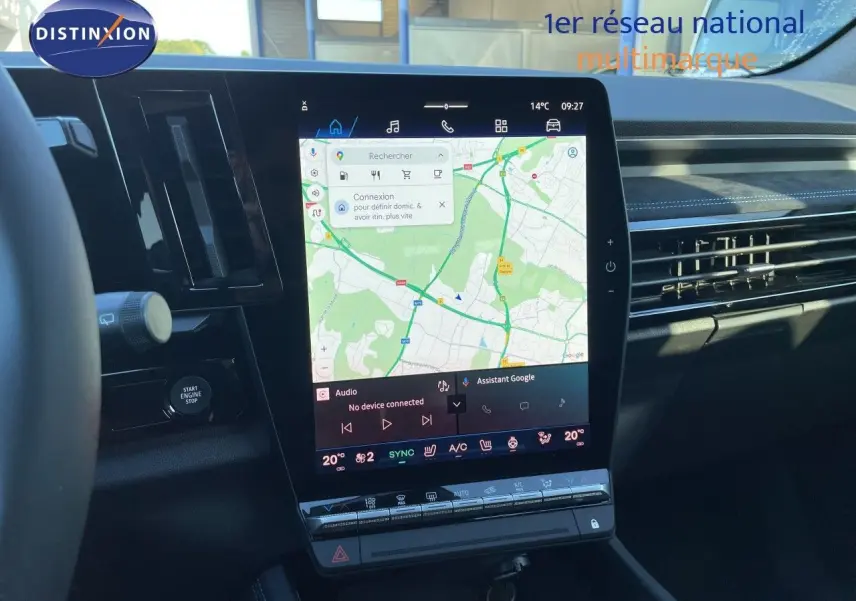 Vue intérieure du tableau de bord du Renault Austral E-Tech 2026, écran tactile central avec navigation affichée.