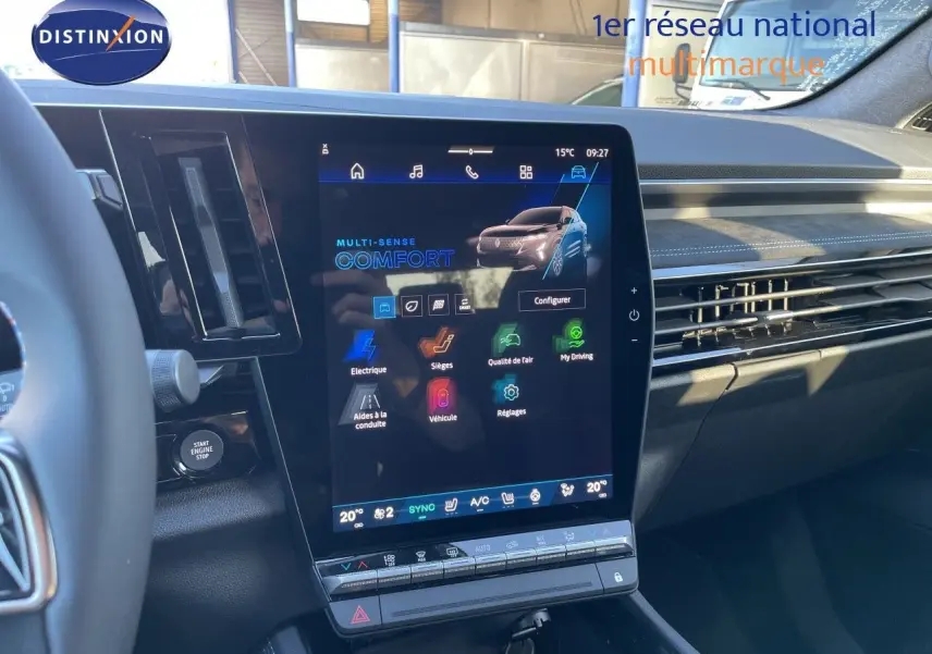 Vue intérieure du tableau de bord du Renault Austral E-Tech hybride 2026, écran tactile central allumé, finition noire élégante.