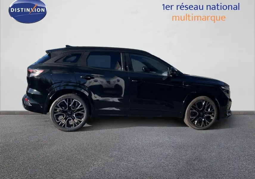 Profil droit du Renault Austral E-Tech Full Hybrid 200 Esprit Alpine noir étoile métal avec jantes noires distinctives.