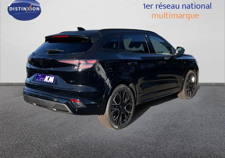 Renault Austral E-Tech noir étoile métal, vue 3/4 arrière droit, jantes noires et feux arrière LED distinctifs.