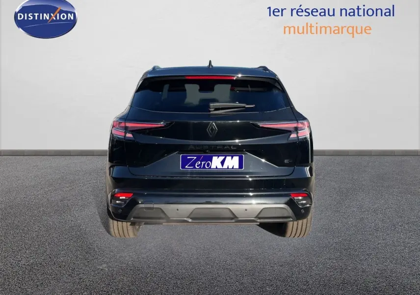 Vue arrière d'un Renault Austral noir étoile métal 2026 avec feux LED et logo central distinctif.
