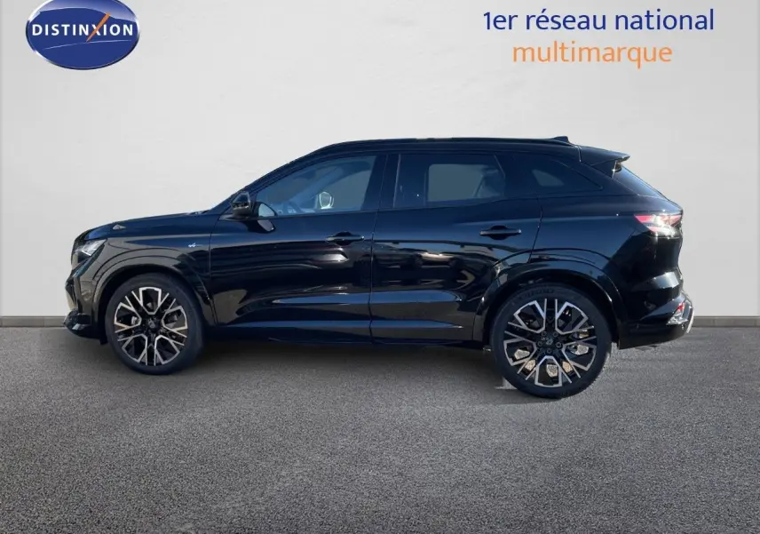 Profil droit du Renault Austral E-Tech Full Hybrid 200 Esprit Alpine noir étoile métal avec jantes alliage distinctives.