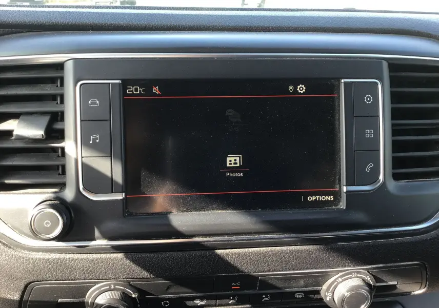 Écran tactile central du tableau de bord du Citroën Jumpy XL blanc 2021, avec commandes climatisation et boutons latéraux visibles.