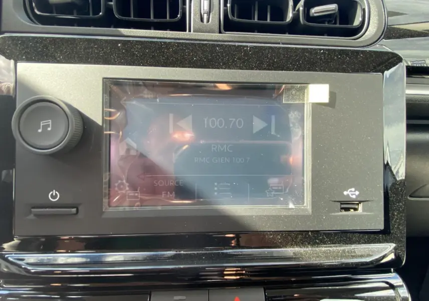 Écran tactile central du tableau de bord de la Citroën C3 blanche 2022, avec commandes audio et prise USB visible.