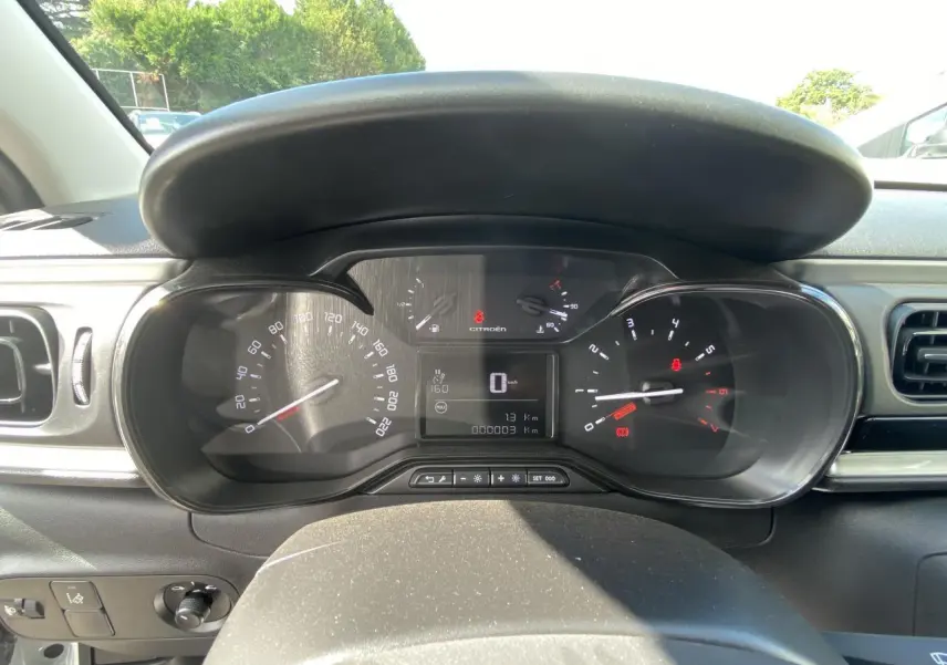 Vue rapprochée du tableau de bord de la Citroën C3 blanche 2022, affichant le compteur et l'odomètre à 3 km.