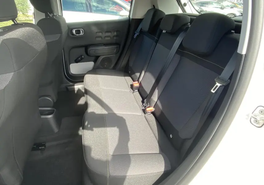Vue intérieure côté droit sur la banquette arrière noire et grise d'une Citroën C3 1.5 BlueHDi 2022 blanche.