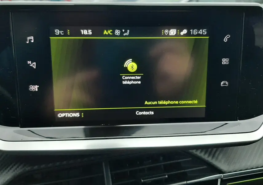 Écran tactile central du tableau de bord du Peugeot 2008 2023 affichant la connexion Bluetooth et la température extérieure.