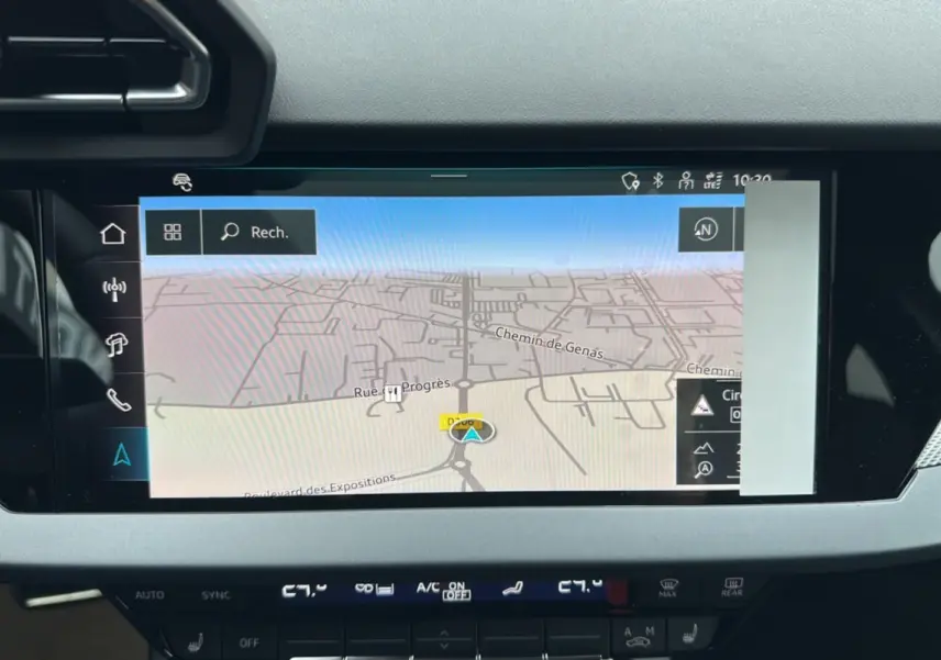 Écran central tactile affichant la cartographie GPS dans l'habitacle d'une Audi A3 gris Daytona 2025.