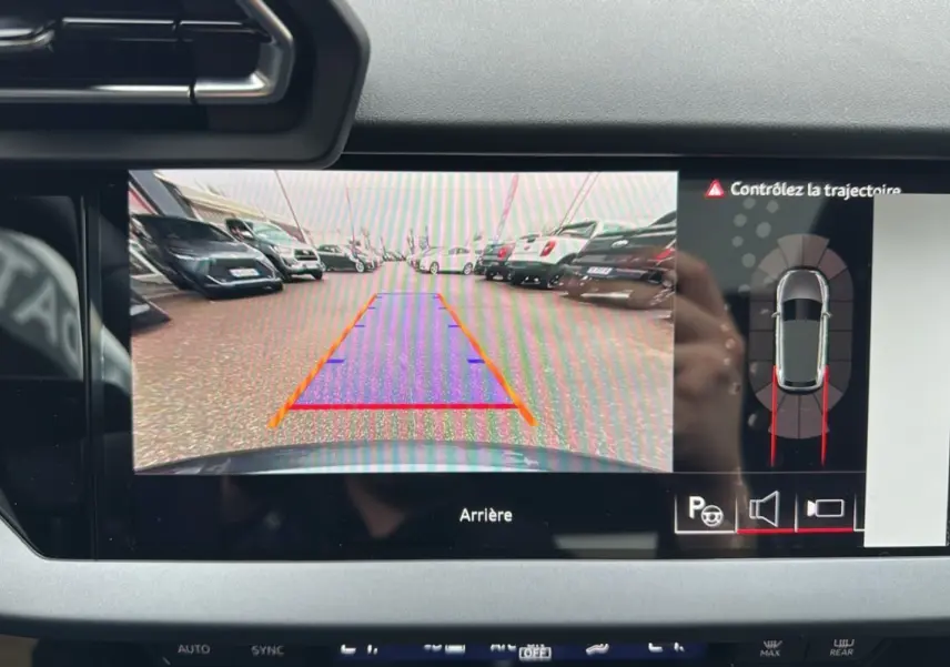 Écran central montrant la caméra de recul et l'alerte de trajectoire de l'Audi A3 gris daytona 2025.