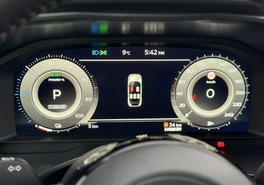 Vue rapprochée du combiné d'instrumentation numérique du Nissan Qashqai gris, affichant la vitesse et l'état du véhicule.