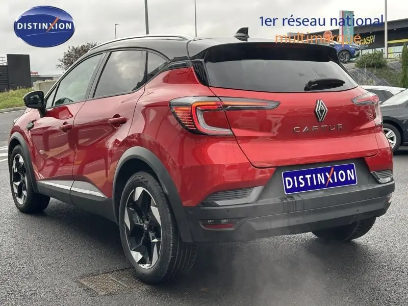 Vue 3/4 arrière droite du Renault Captur 2025 en Rouge Flamme/Noir Étoilé avec jantes noires distinctives.