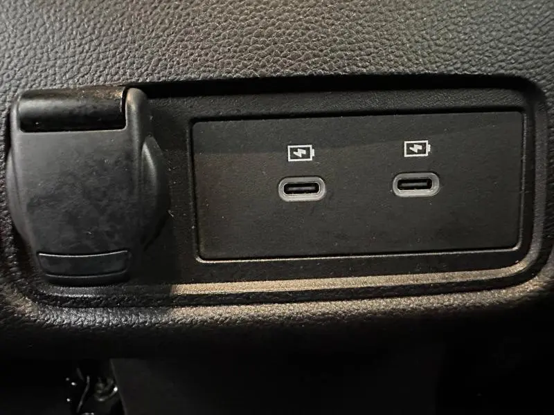 Prise USB-C double en gros plan sur la console intérieure du Renault Captur 2025, finition Techno.