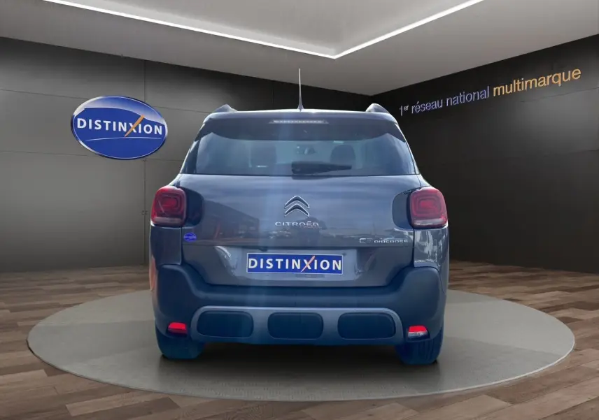 Vue arrière d’un Citroën C3 Aircross gris platinium 2022 avec feux arrière LED et caméra de recul visible.