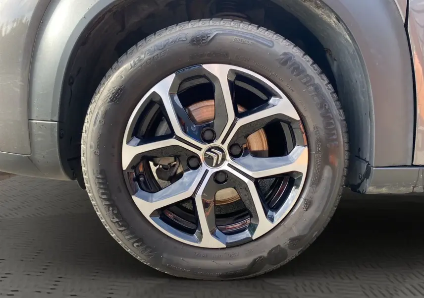Gros plan sur la roue avant droite gris platinium de la Citroën C3 Aircross 2022 avec jante alliage et pneu Bridgestone.