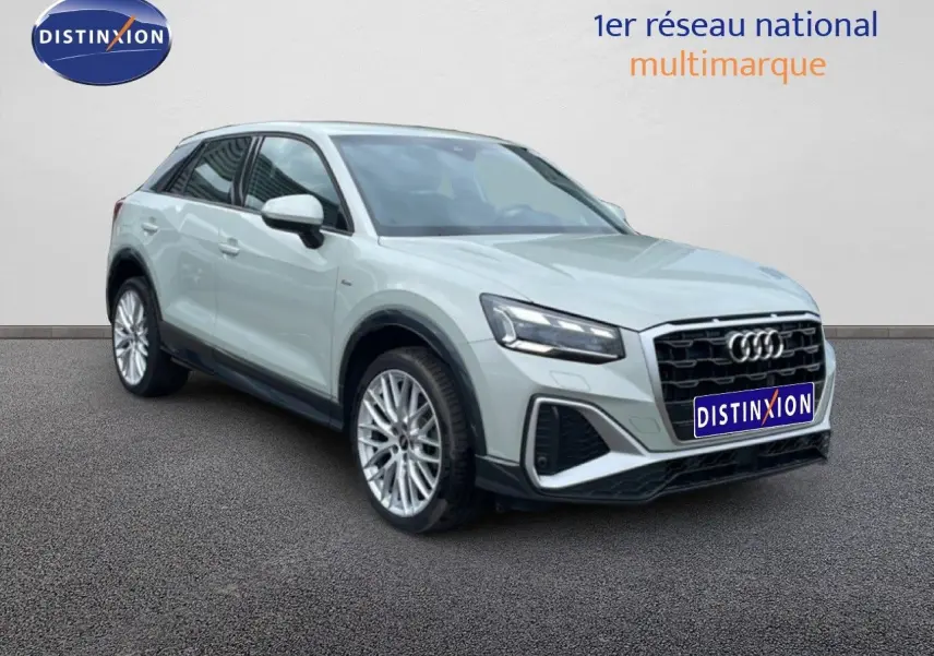 Audi Q2 argent rose métal en 3/4 avant droit, avec calandre noire et jantes alliage distinctives.