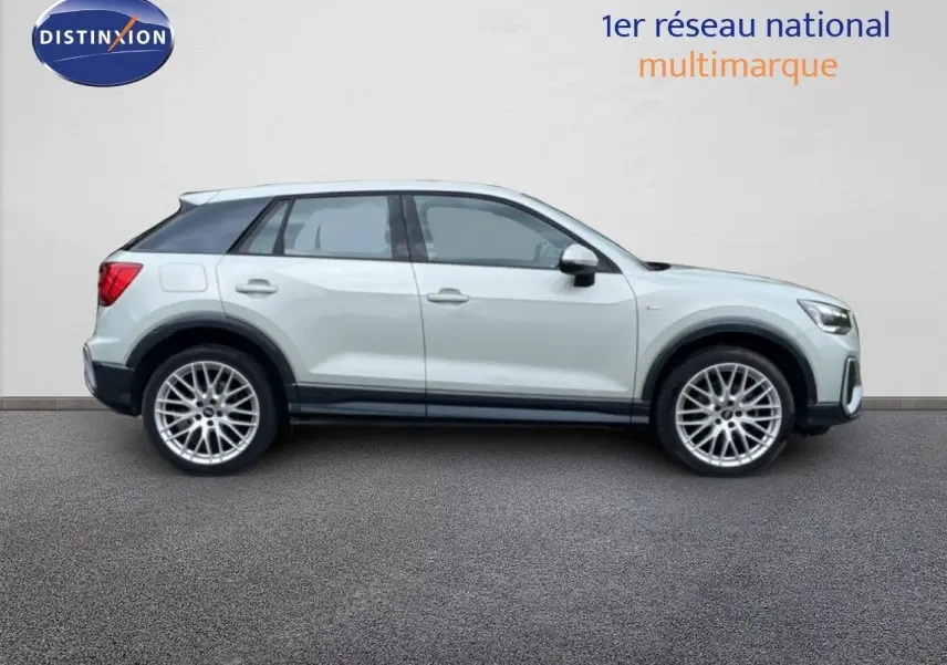 Profil droit d'un Audi Q2 35 2.0 TDI S-Line 2025 en argent rose métal avec jantes alliage 19 pouces.
