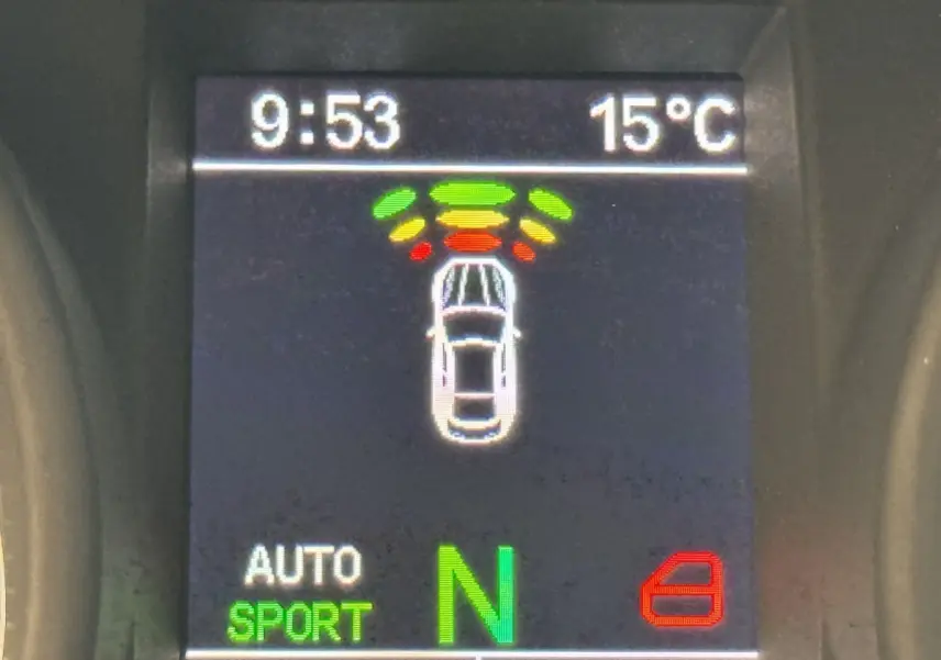 Affichage digital intérieur montrant capteurs de distance, mode sport, température 15°C et heure 9:53 sur Maserati Granturismo S 2010.