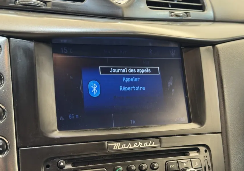 Écran central tactile affichant le menu Bluetooth dans l’habitacle d’une Maserati Granturismo S 4.7 gris foncé.