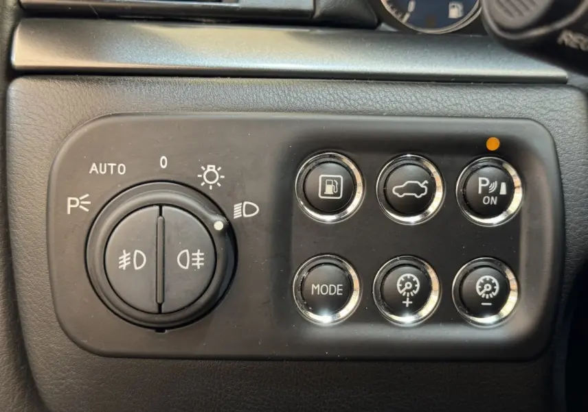 Gros plan sur les commandes noires du tableau de bord de la Maserati Granturismo S 4.7 gris foncé de 2010.