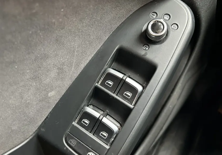 Commande des vitres électriques et réglage des rétroviseurs côté conducteur dans une Audi A5 Sportback noire de 2013.