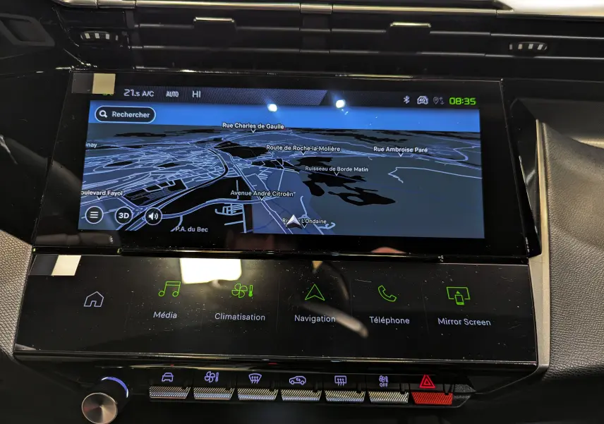 Écran tactile central du tableau de bord du Peugeot 308 GT 2024, affichant la navigation et commandes multimédia.