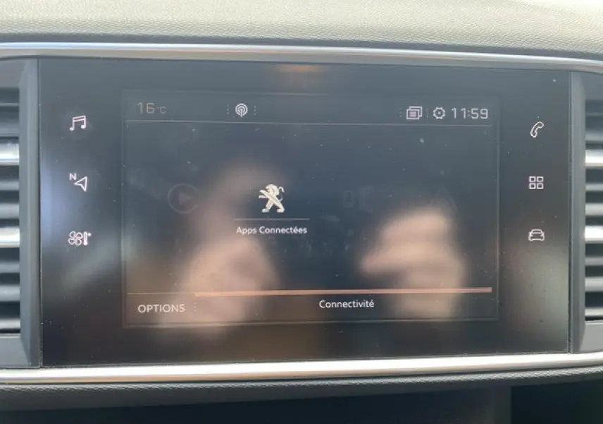Écran tactile central du Peugeot 308 SW 2018 affichant le menu Apps Connectées dans un intérieur gris sobre.