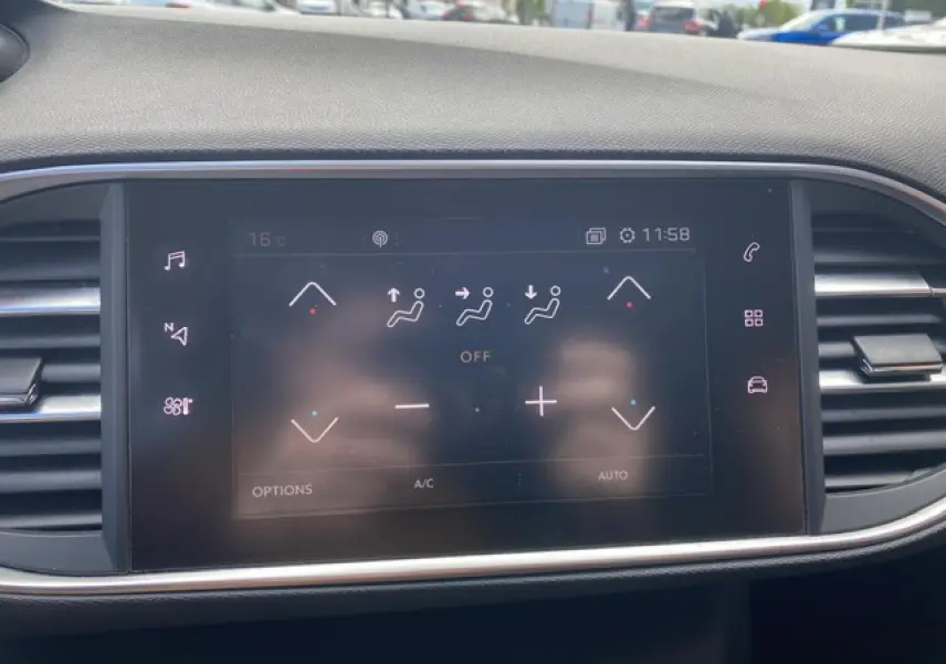 Écran tactile central du tableau de bord de la Peugeot 308 SW gris Hurricane, affichant les réglages de climatisation.