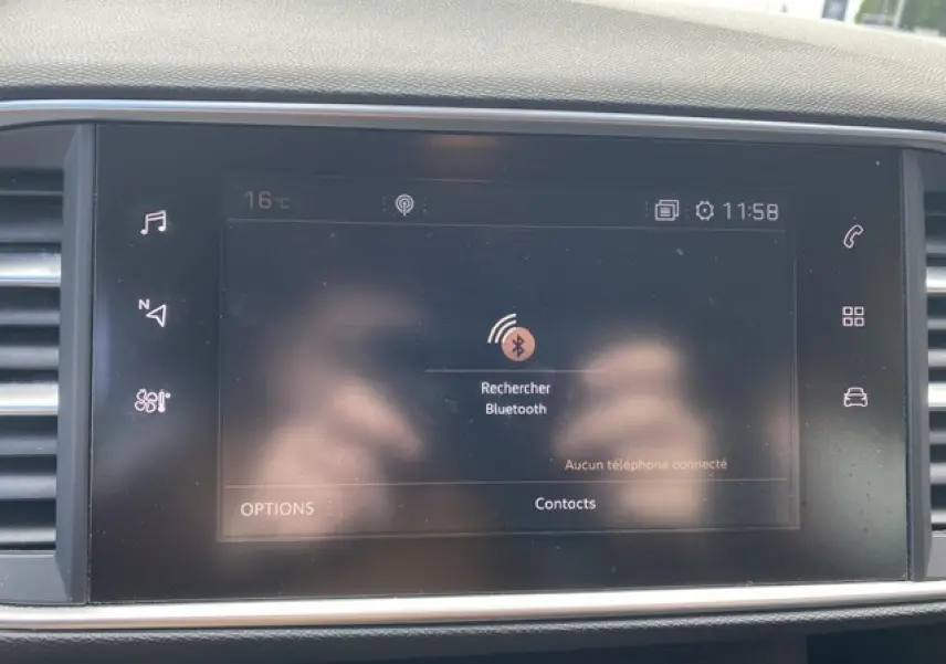 Écran tactile central de la Peugeot 308 SW 2018 affichant la recherche Bluetooth dans un intérieur sombre.