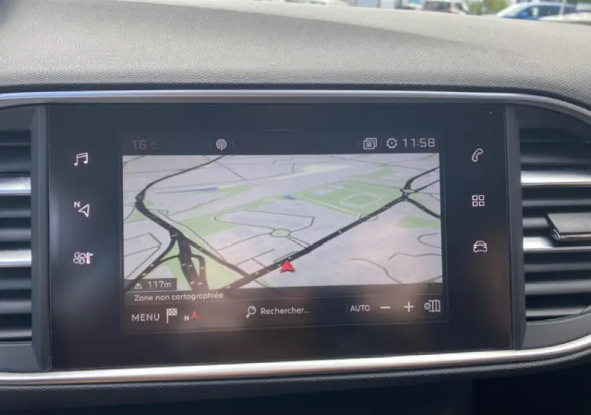 Écran tactile 9,7 pouces du tableau de bord du Peugeot 308 SW gris Hurricane montrant la navigation connectée.