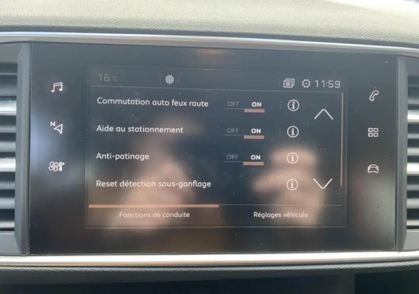 Écran tactile central de la Peugeot 308 SW affichant les réglages d’aide à la conduite et de stationnement.
