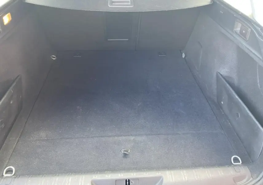 Coffre spacieux et vide de la Peugeot 308 SW 2018 en vue intérieure, soulignant son volume de chargement.