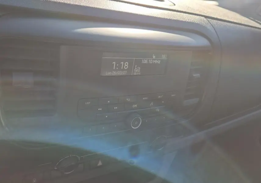 Tableau de bord intérieur du Citroën Jumpy blanc 2019, avec écran radio affichant la fréquence FM et commandes centrales.