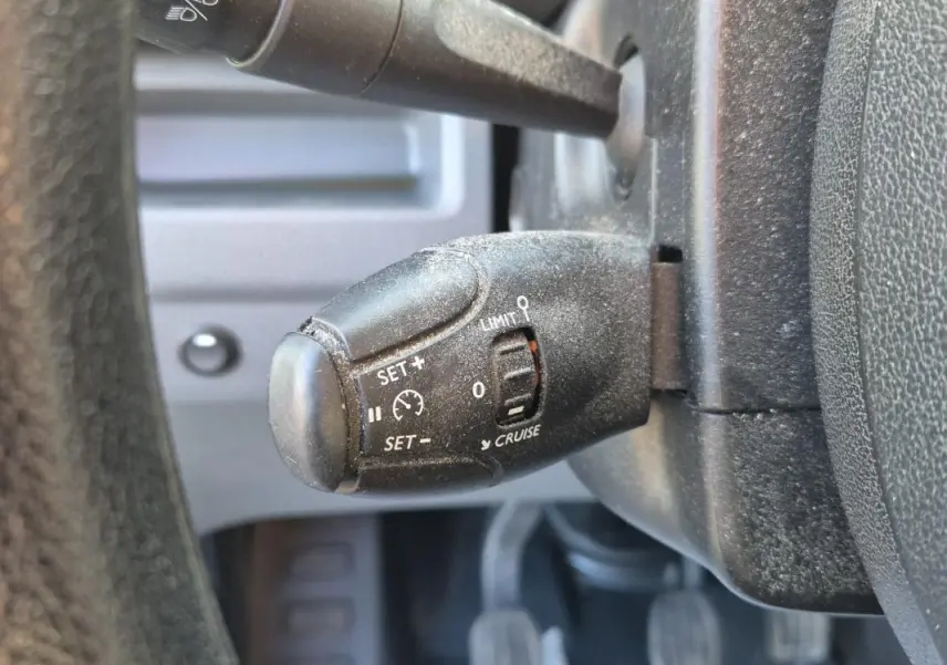 Gros plan sur la commande de régulateur de vitesse du Citroën Jumpy blanc 2019, côté gauche du volant.