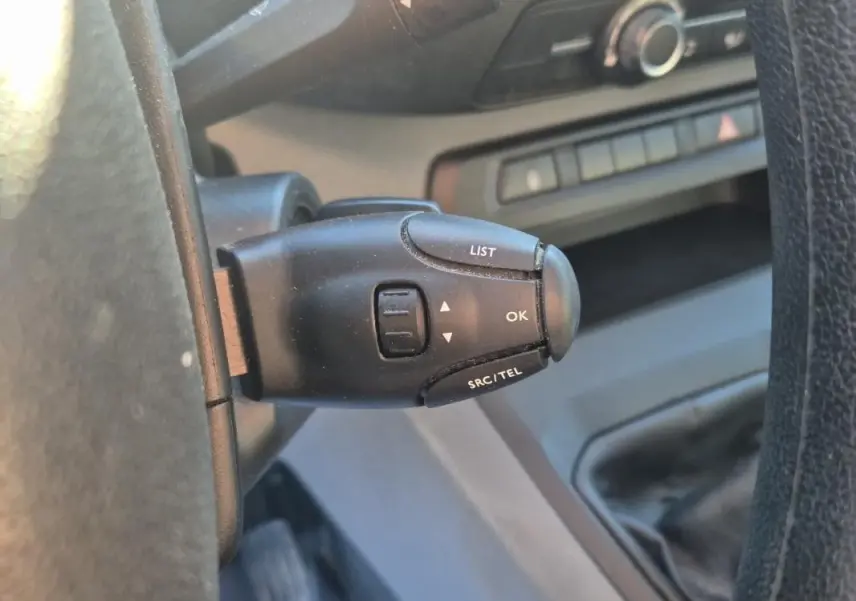 Gros plan sur la commande au volant du Citroën Jumpy blanc 2019, version fourgon L2H1 diesel, boîte manuelle.