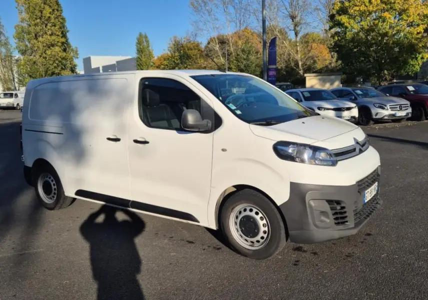 Fourgon Citroën Jumpy blanc vu en 3/4 avant droit, avec pare-chocs noir et jantes acier simples.