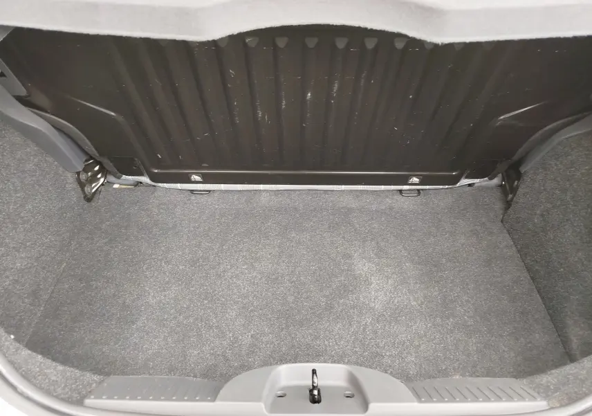 Vue intérieure du coffre vide d'une FIAT 500 Lounge 2017, montrant le revêtement gris et la cloison arrière noire.