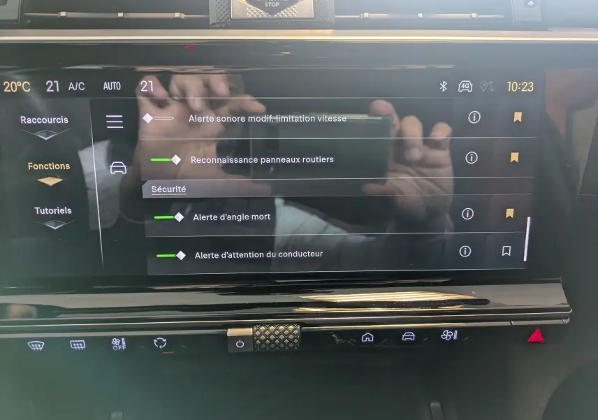 Écran tactile central du DS7 gris laqué montrant les réglages d'alertes de sécurité avec interface moderne.