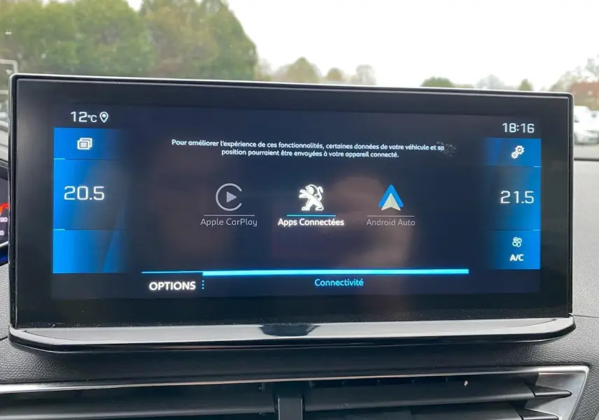 Écran tactile 10 pouces du Peugeot 3008 gris platinium affichant Apple CarPlay et Android Auto en intérieur.